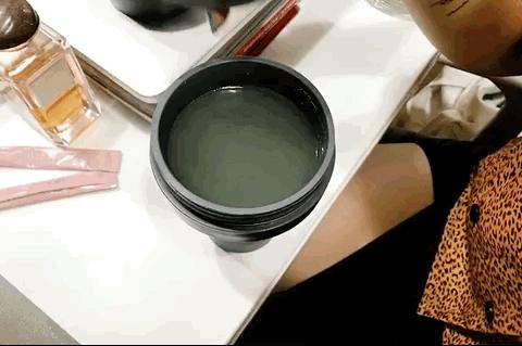 自拍照曝光秘密婚事，精明小心思被眼尖网友抓包