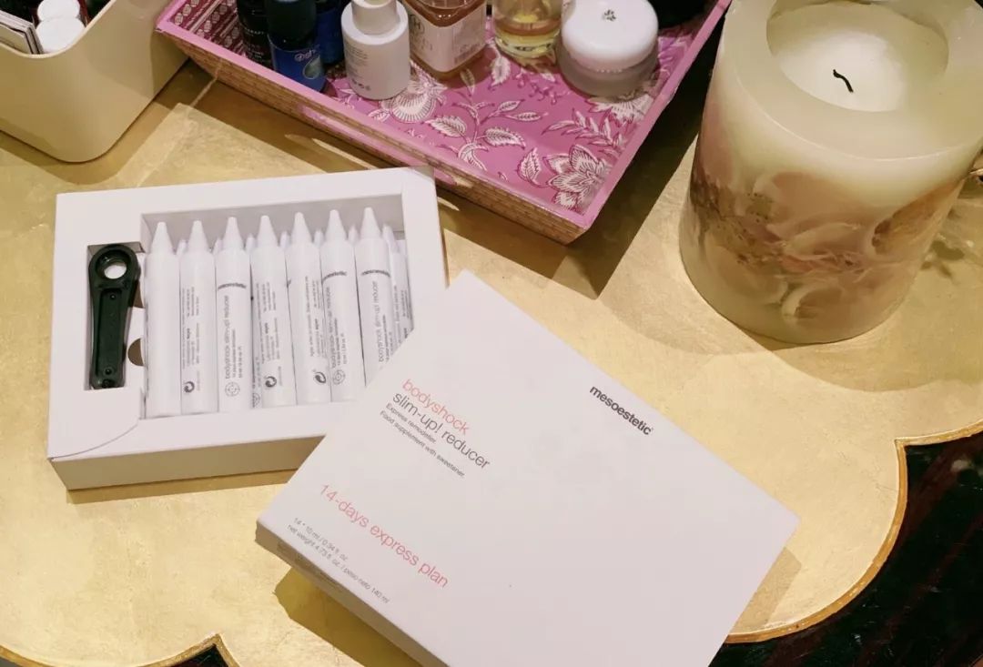 自拍照曝光秘密婚事，精明小心思被眼尖网友抓包