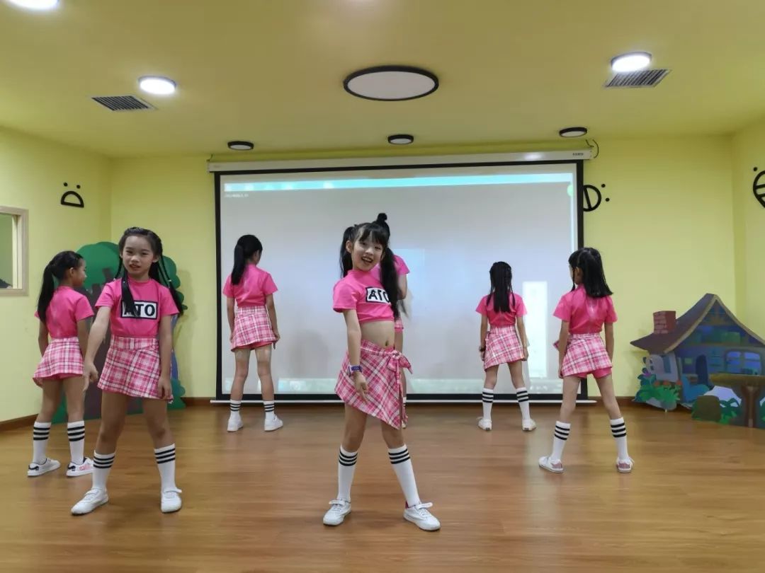 蜂蜂剧场show狂欢会，精彩表演嗨翻暑假
