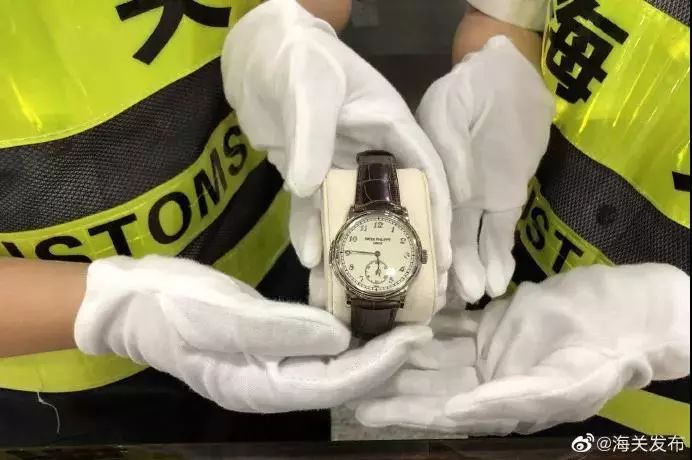 男子戴1000万名表在海关被抓,男子戴275万的手表被海关拦下