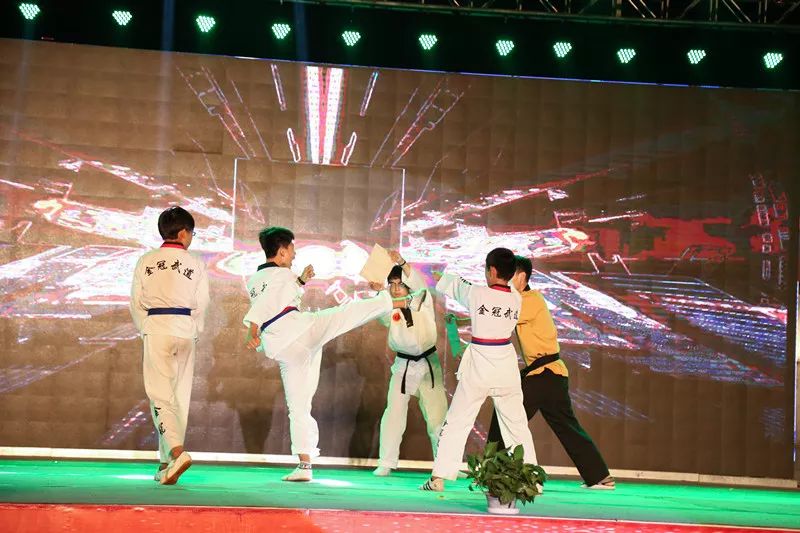 辉煌70载，娃娃送华章——我区举行喜迎建国七十周年消夏晚会