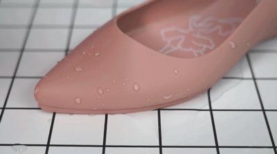 别再说雨鞋捂脚又显丑！有了它，增高显腿长！我天天盼着下雨