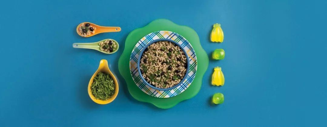 为了卖泡面这家公司拉着全体员工在电视机前鞠躬，结果卖得更好了