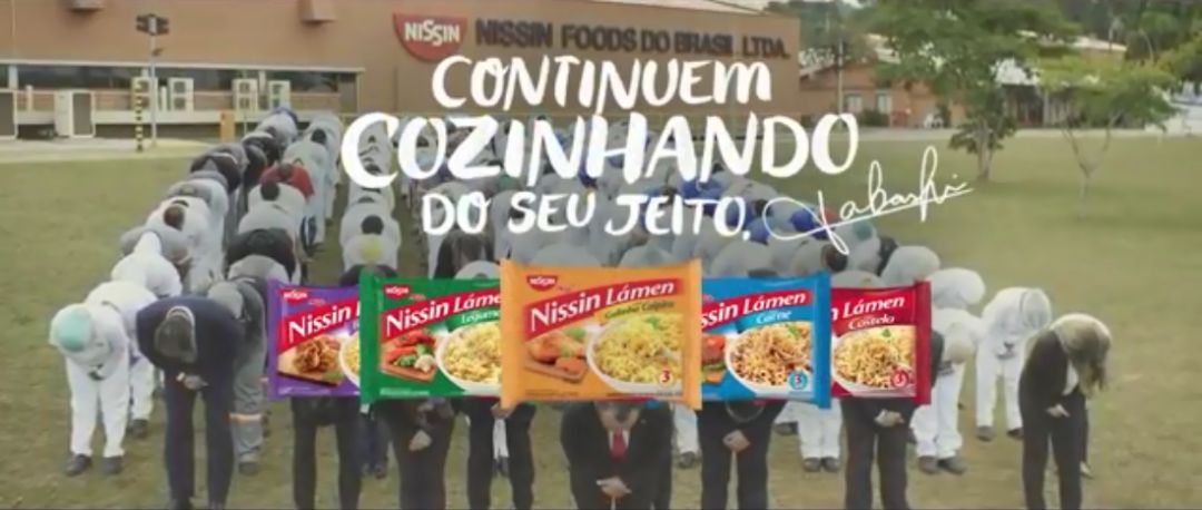 为了卖泡面这家公司拉着全体员工在电视机前鞠躬，结果卖得更好了