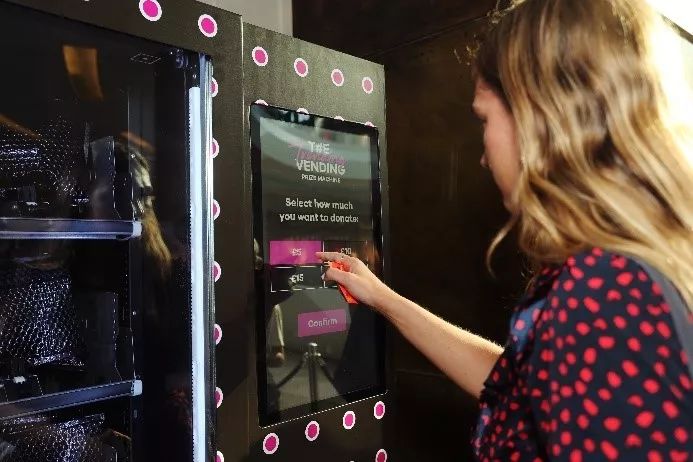 想知道2030年最值钱的购物中心什么样？全球商业地产老大URW搞了家AI服装店.....