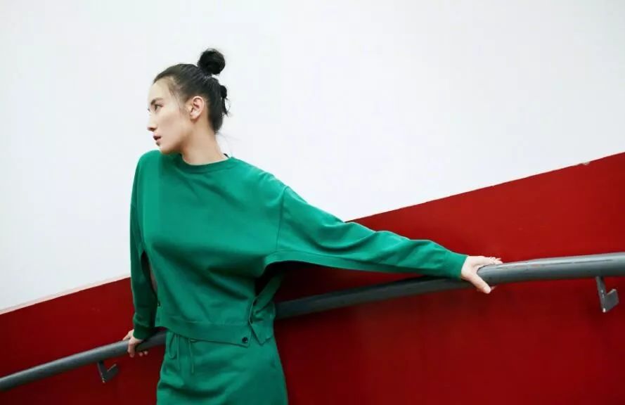 中年如何显年轻,两米八气场全开