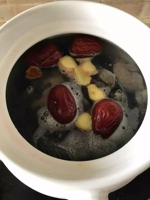炖鸡为什么不能先加盐,炖鸡焯水后用热水还是用凉水炖