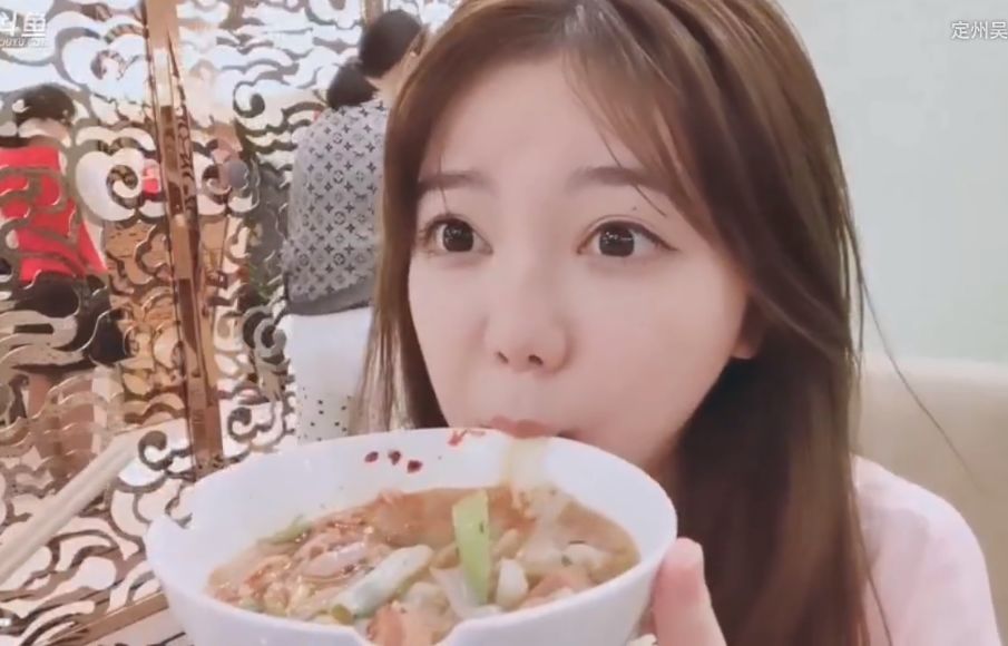 刘飞儿酒店直播，洗完头直播间没了？