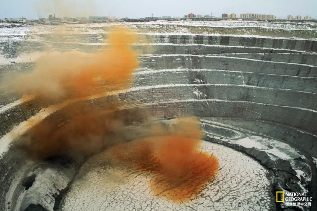 钻石有荧光不值钱 (钻石本来不值钱)