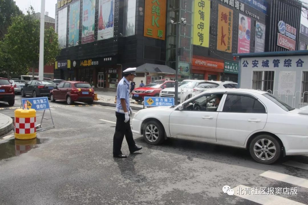 山水汇豪景观路整改施工，解决占道停车