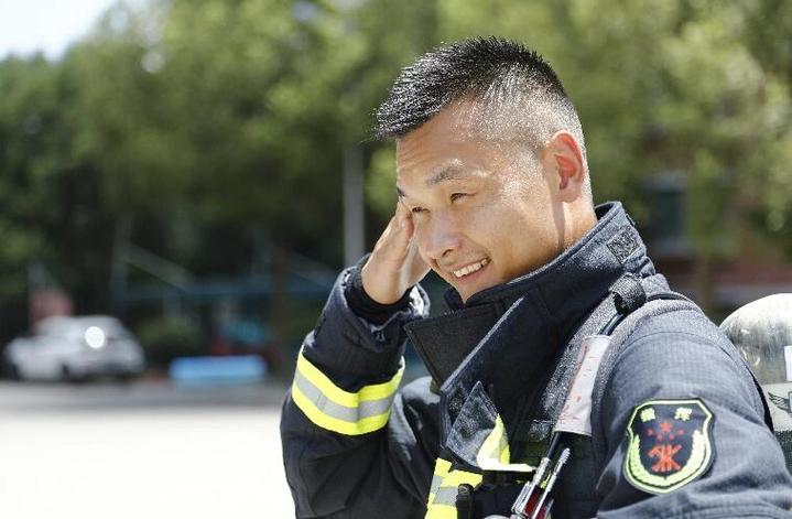 向火而行1,向火而行的消防员