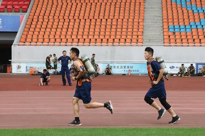 向火而行1,向火而行的消防员