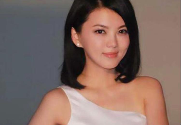 富太李湘开网店价格亲民，粉丝数不到景甜店铺的十分之一