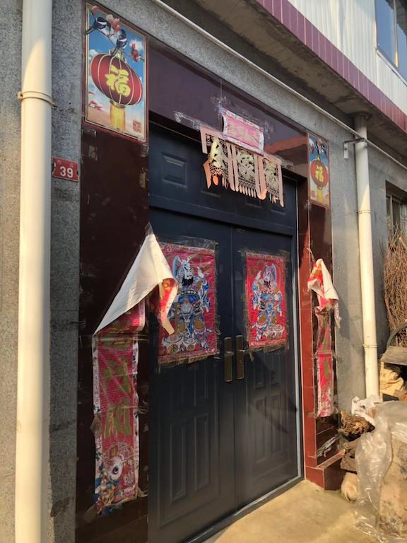 《幼儿游泳早教机构鱼乐贝贝为何频现“跑路”？》后续：北京总部大门紧锁，公司账户被封，客服却称依然“可以加盟”