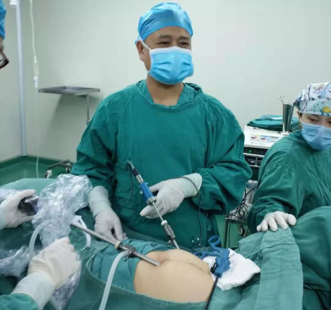 男士乳房单孔腹腔镜微创手术,腹腔镜微型手术