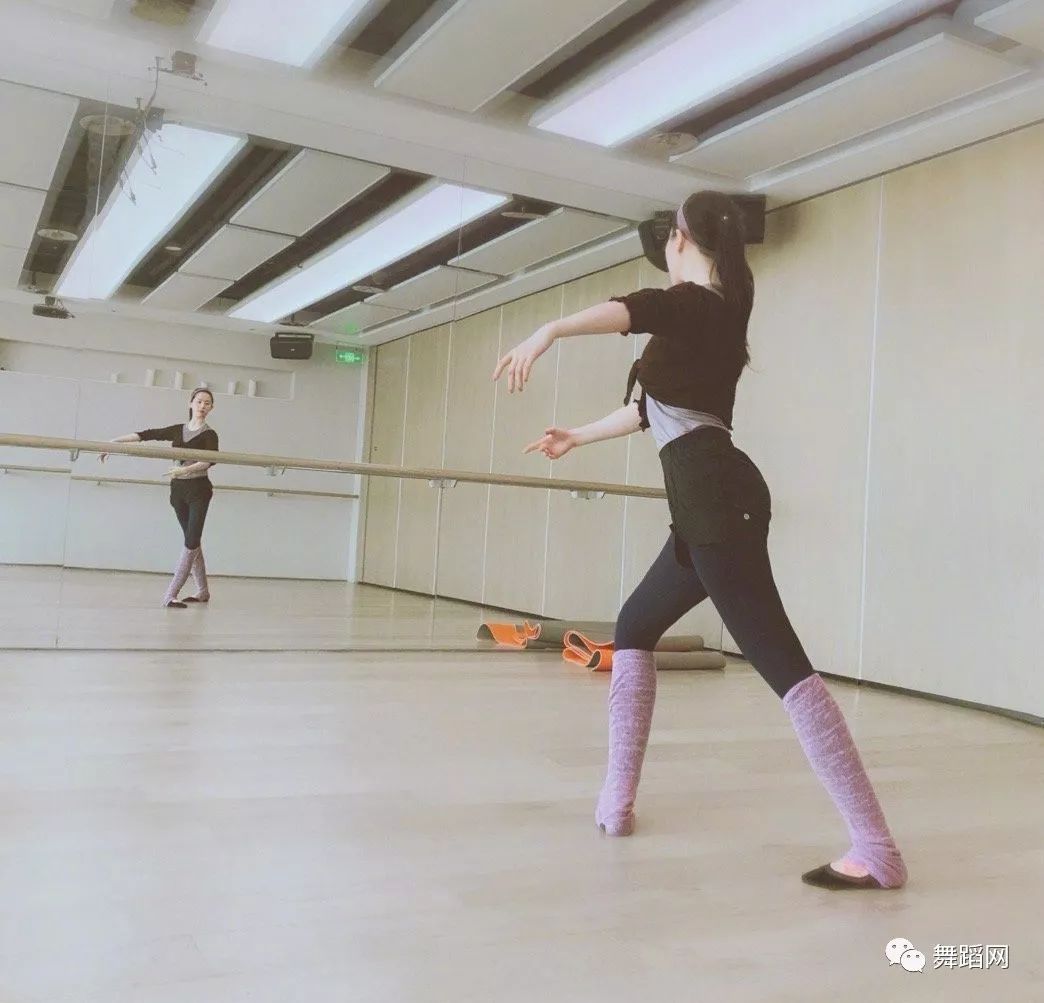 女朋友是学舞蹈的应该买什么礼物,女朋友是学艺术的