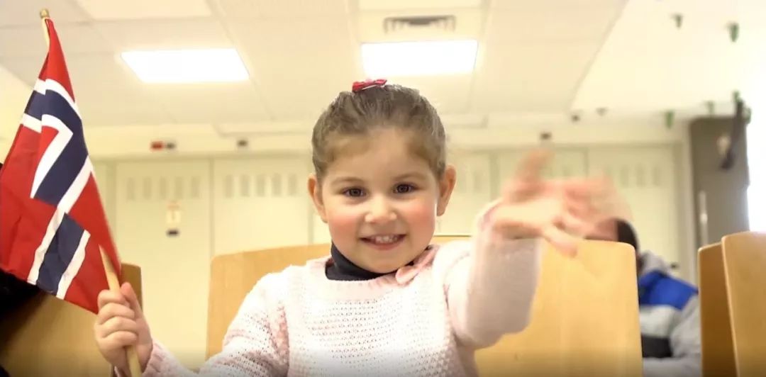 我是男孩，我喜欢紫色书包！一位挪威妈妈的刷屏日记