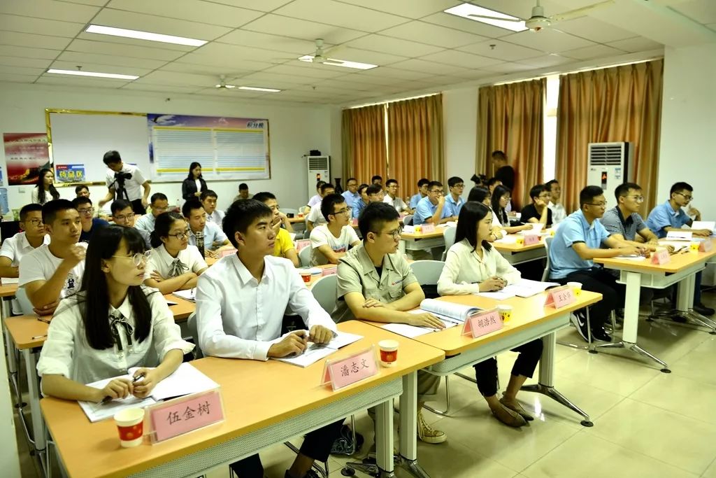 壮丽70年奋斗新时代第一讲,壮丽70年奋斗新时代高清图