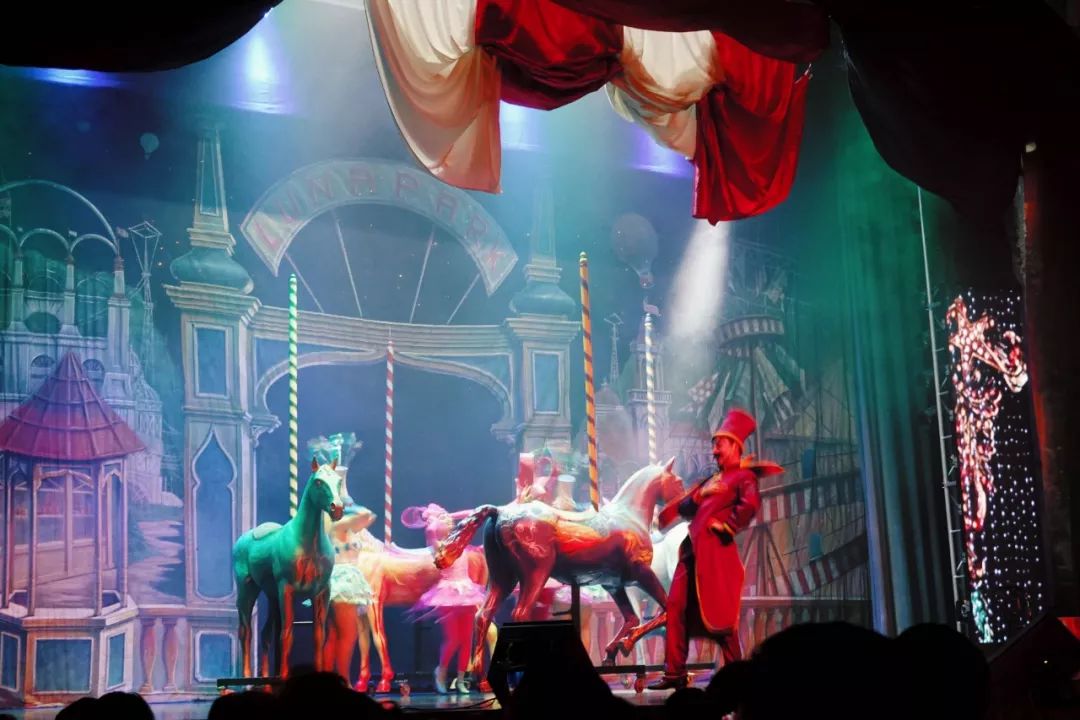 镶嵌47400颗水晶的楼梯花2千万登上这艘船的20万人都来打卡拍照