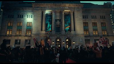 它因为尺度太大，被美国人*制抵**上映……