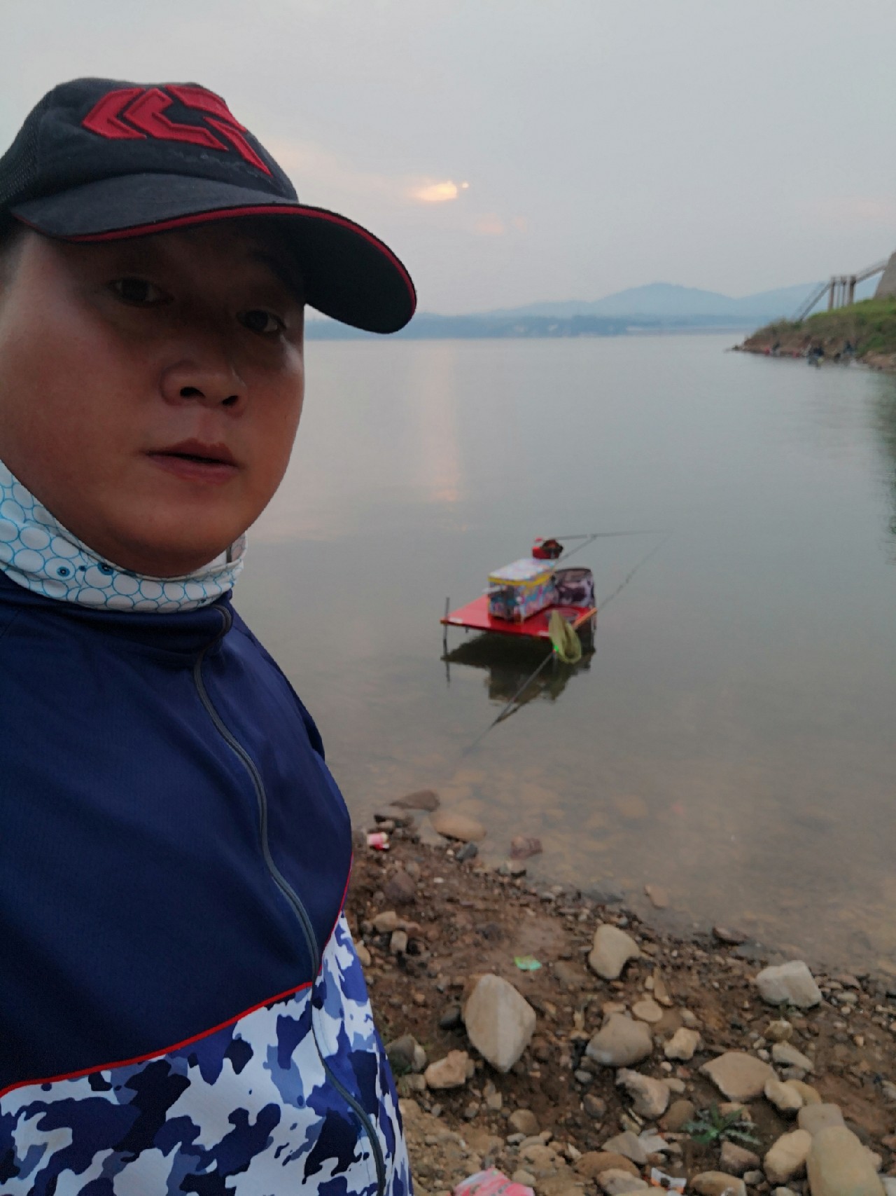 手里的竿水里的鱼，还有捡垃圾的真钓鱼人