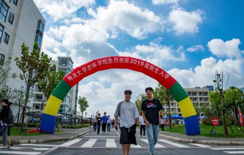 南通大学杏林学院主体迁址启东，边上就是海