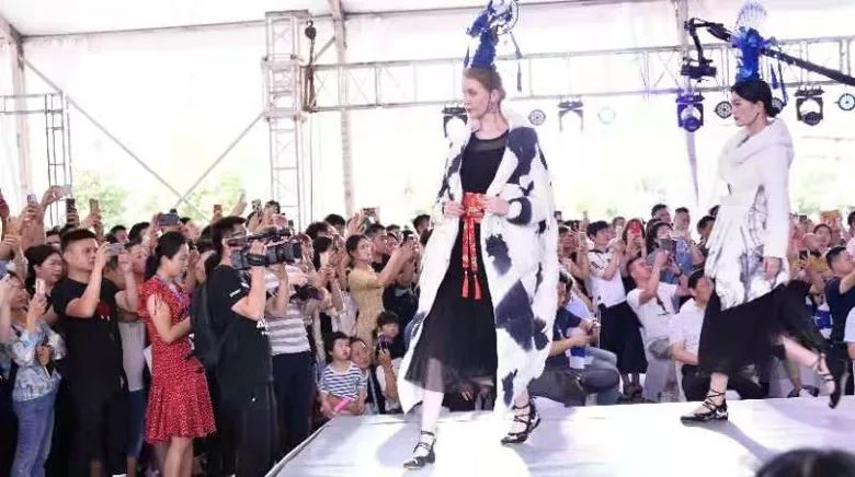 2019首届（中国）羽绒服原创设计论坛暨平湖·中国服装城原创羽绒服采购节盛大启幕