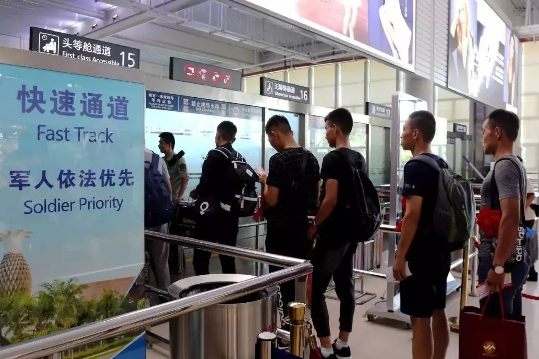 让军人成为全社会尊崇的工作,努力让军人成为全社会尊崇的工作