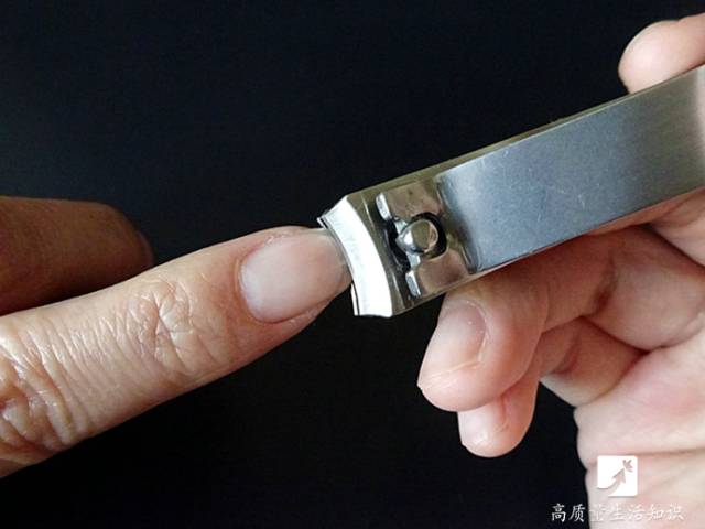 原来正确剪指甲的方法是这样的,指甲太厚剪不动怎么办用什么方法