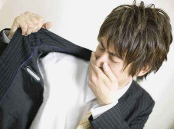 医生警告：1种气味对应1种病！赶快闻闻自己的体味...千万别忽视！