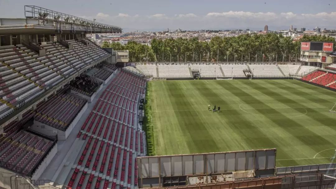 西班牙足球场免费吗,西班牙旅游足球