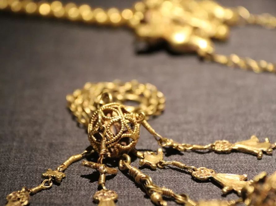 卡地亚限量窄版手镯,卡地亚新款手镯时尚减龄黄金