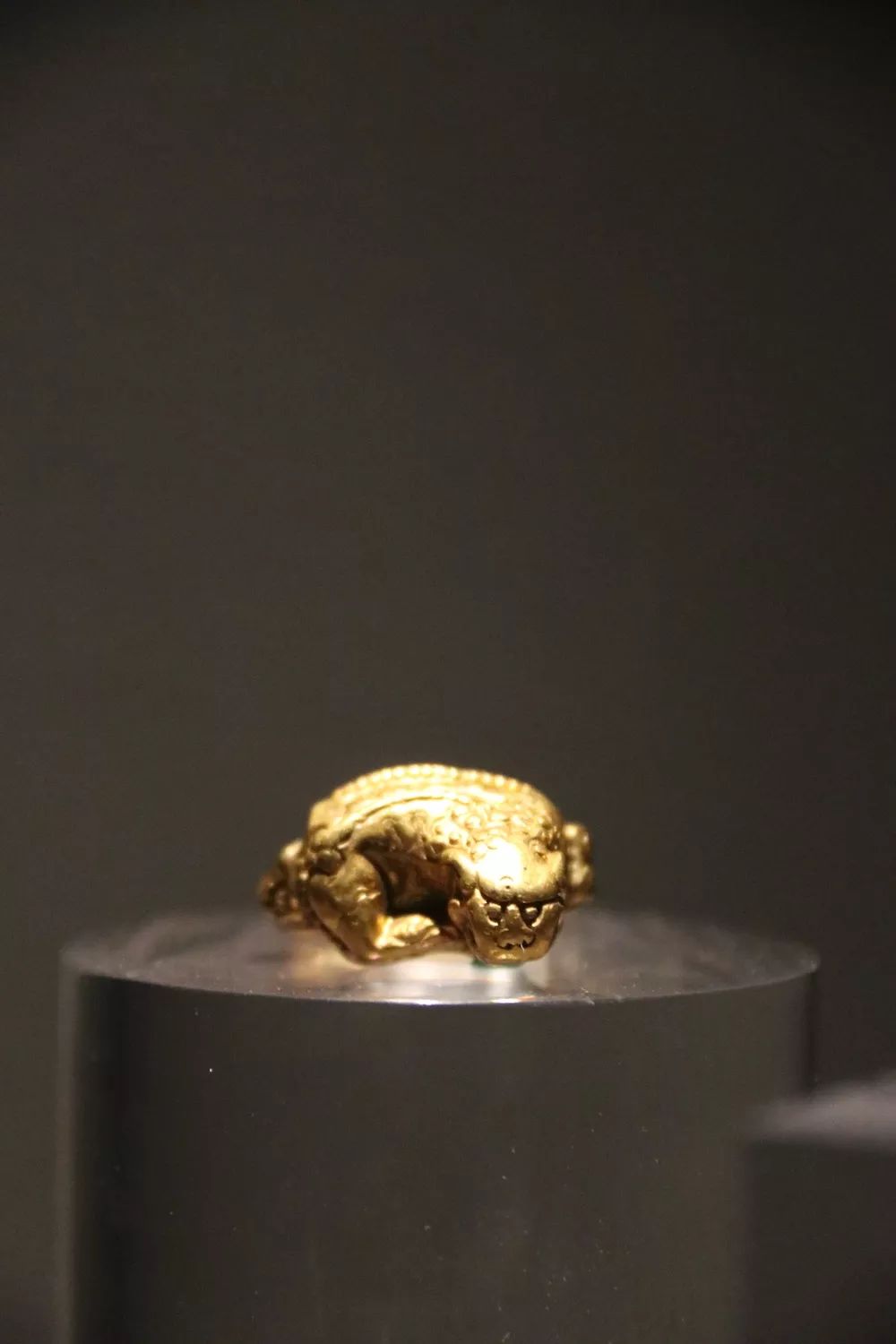 卡地亚限量窄版手镯,卡地亚新款手镯时尚减龄黄金