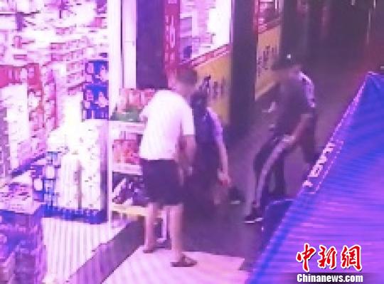 永康警察制服歹徒,歹徒持刀对峙警察见义勇为绍兴