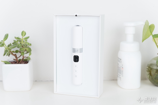 这是你的新口红？不，是我的WellSkins温热彩光美眼仪