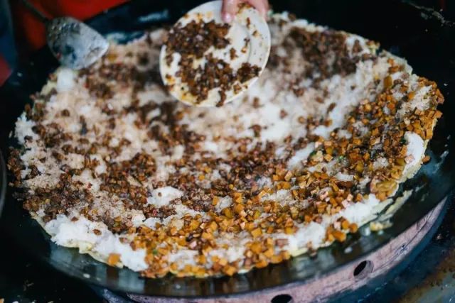 武汉：一碗热干面杀百鬼，一锅豆皮烫神仙