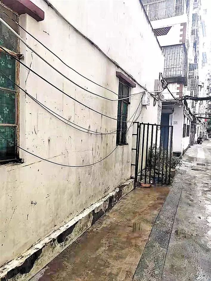 不文明行为随手拍持续曝光脏乱差,不文明行为曝光台机动车乱停乱放