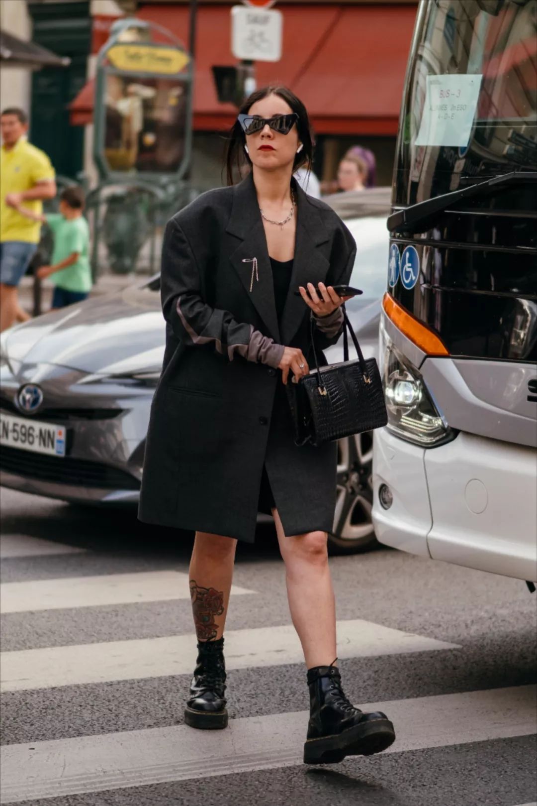 2022秋冬女明星马丁靴穿搭,女明星卡其色风衣搭配马丁靴图片