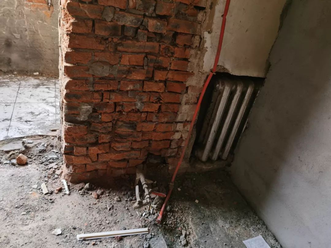 #小Z为您跑供暖#住户私改暖气管线，整个单元上下都不热咋办｜华能供热：私改管线有多处漏点，抢修后供热已恢复