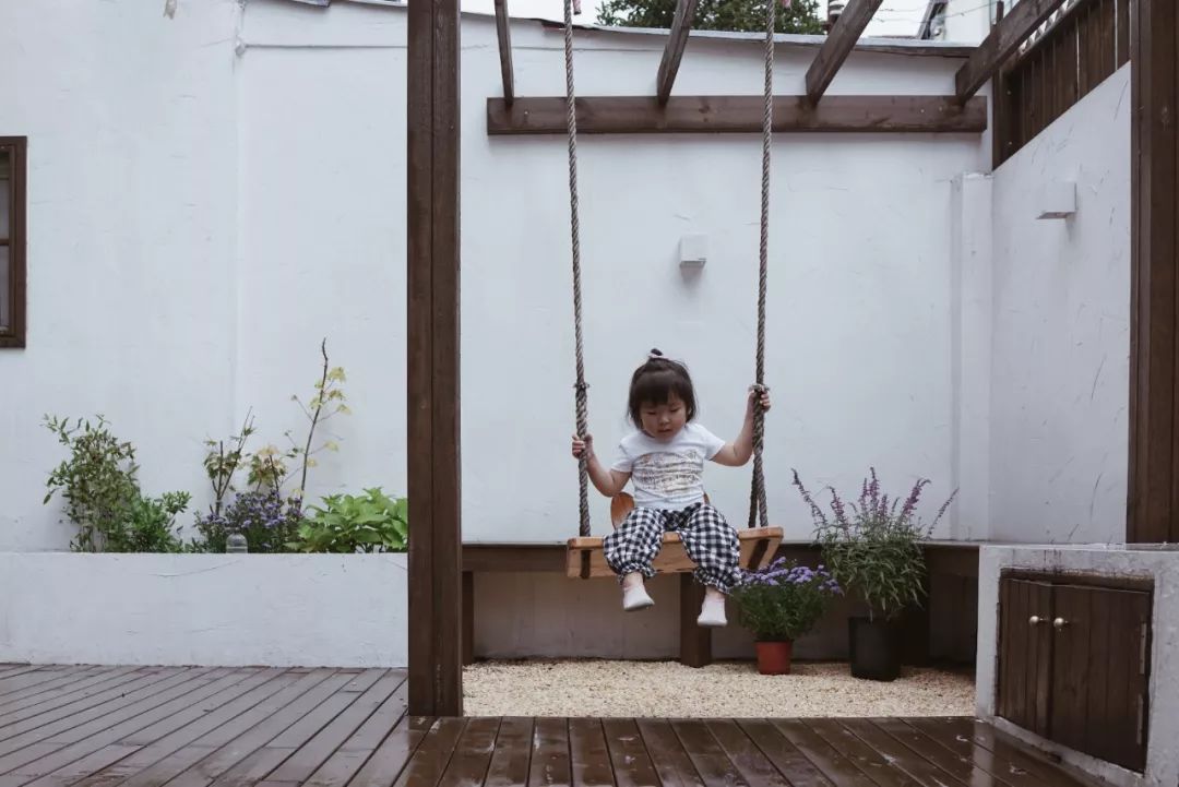 她买下32㎡上海老旧学区房，为女儿打造小桃园，还有20㎡超舒适大庭院