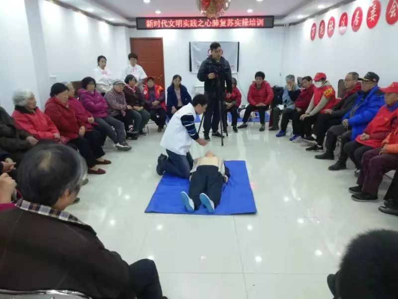 阴天下雨老年人,阴雨天老年人常感浑身酸痛