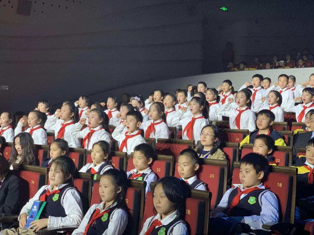 今天，这所学校的生日会惊艳全场