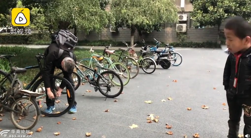 最陕西|被学生“坑”了？高校外教每天拎着自行车前轮去上课