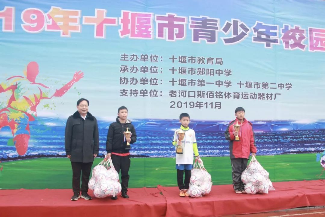 天啊！上周末700多个学生把足球玩成了这样
