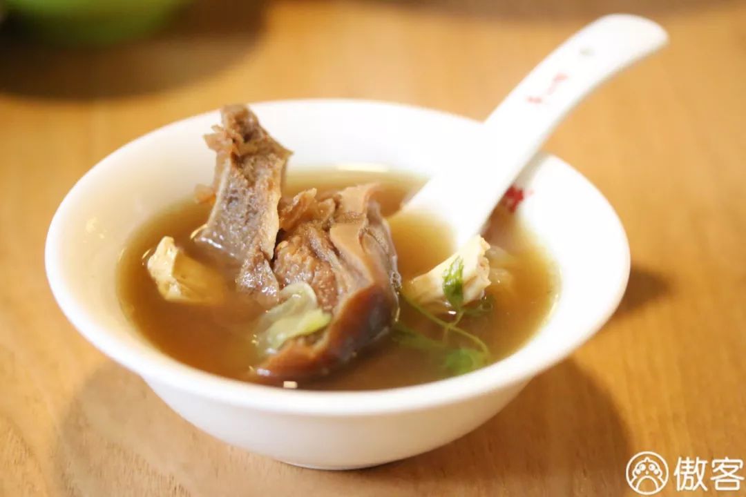 午休狂拍丨开了20年的台湾菜馆，搬迁3次，开到哪食客追到哪