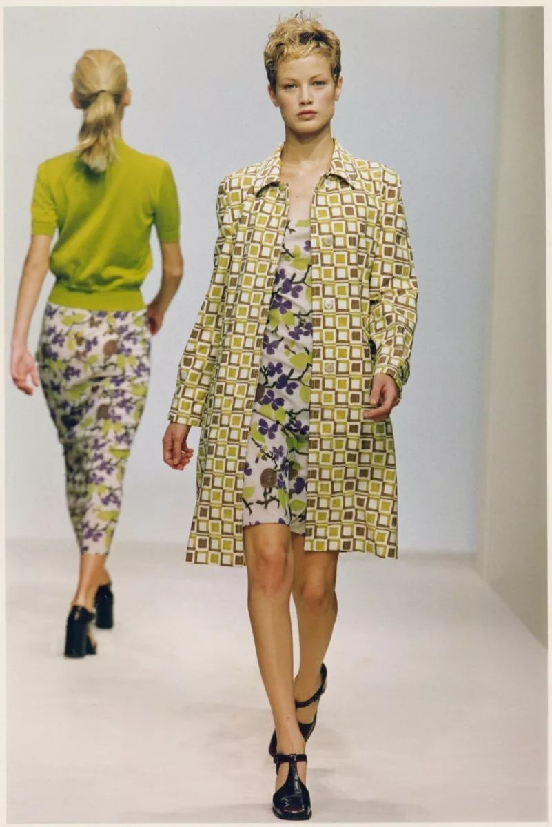 鞠萍姐姐年轻时候,鞠萍姐姐年轻的时候长什么样子