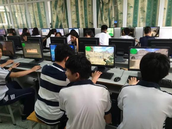 上电脑课不穿鞋套，也就失去了对互联网最基本的敬畏