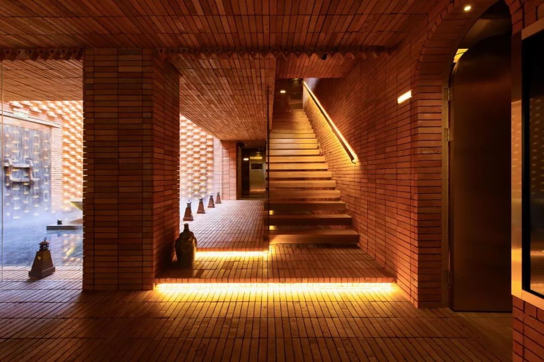 30岁入选福布斯的设计怪咖，竟把“按摩房”做成了冥想佛堂