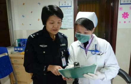 行走在铁窗与病房间的“霞姐”