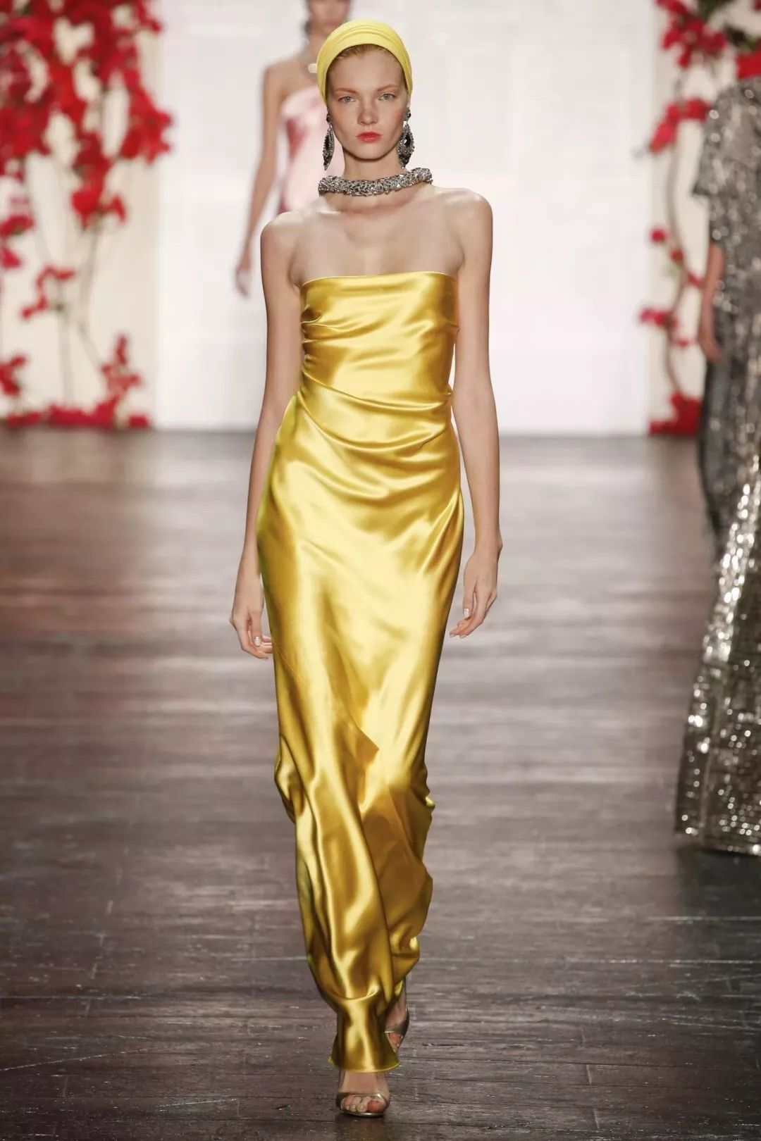 聊时尚|年末想要气场全开，你需要这些点“金”之笔